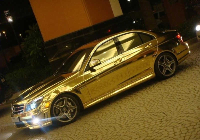 Mercedes w kolorze złotym przed centrum handlowym