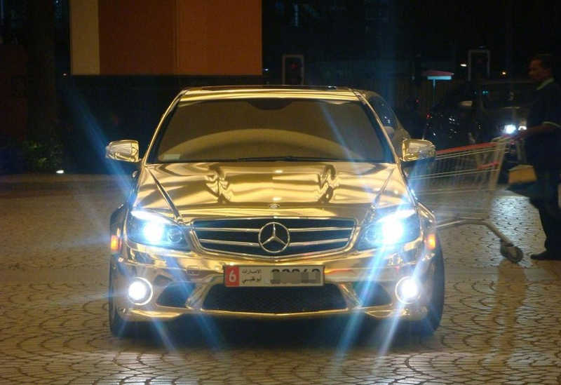 Widok z przodu złotego Mercedesa