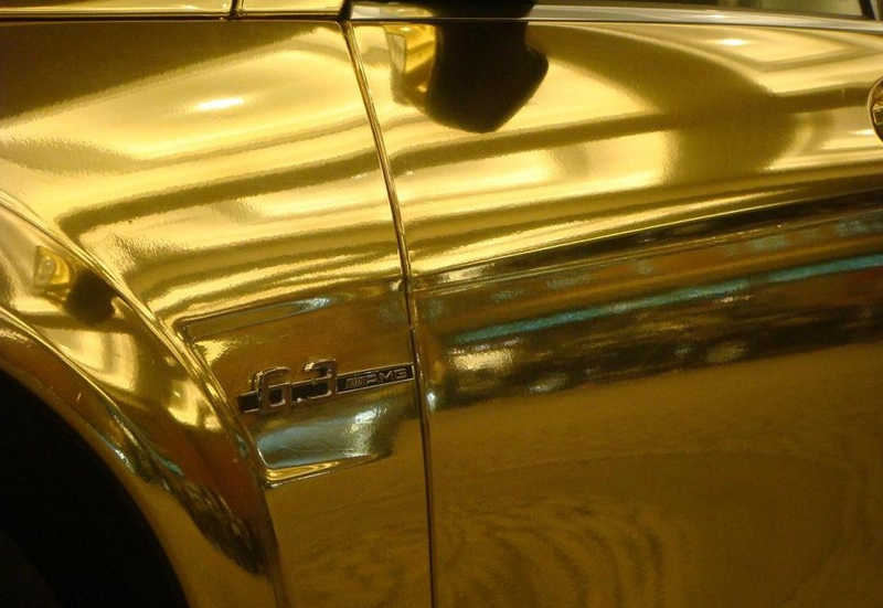 Widok z boku chromowanego mercedesa na złoty kolor