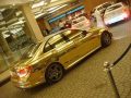 Mercedes cały pomalowany na złoty kolor