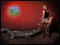 Dziewczyna łowi krokodyla na wędkę z przynętą  w postaci rybki