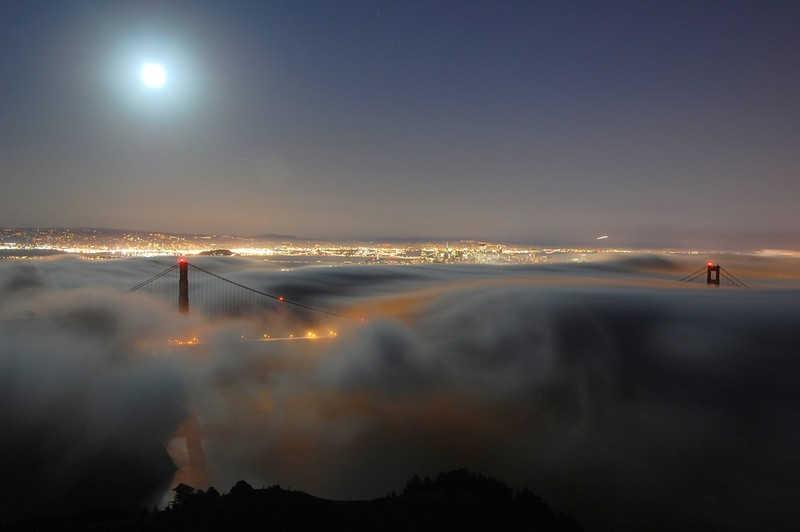 Oświetlony most we mgle nocą