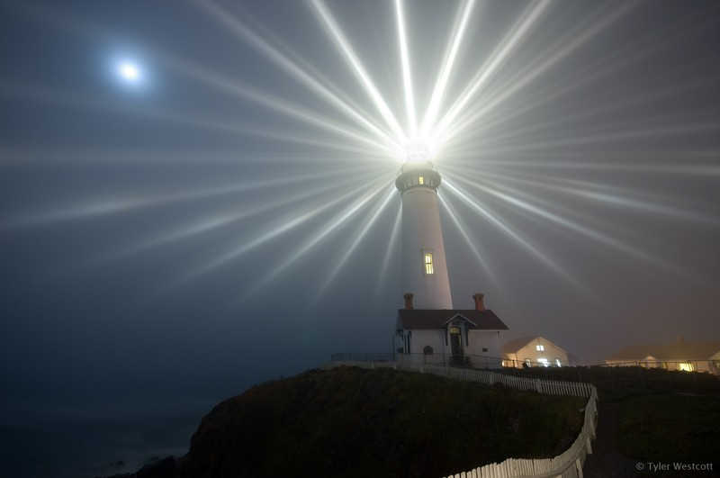 Swiatła latarni morskiej przy lekkiej mgle