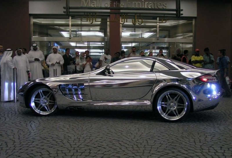 Sportowy Mercedes stoi przed hotelem