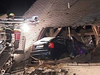 Widok samochodu wbitego do połowy w dach