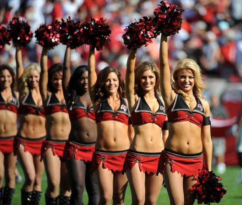 Cheerleaderki NFL w czerwonych strojach