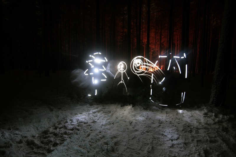Zabawne rysunki wykonane nocą w powietrzu za pomocą latarki