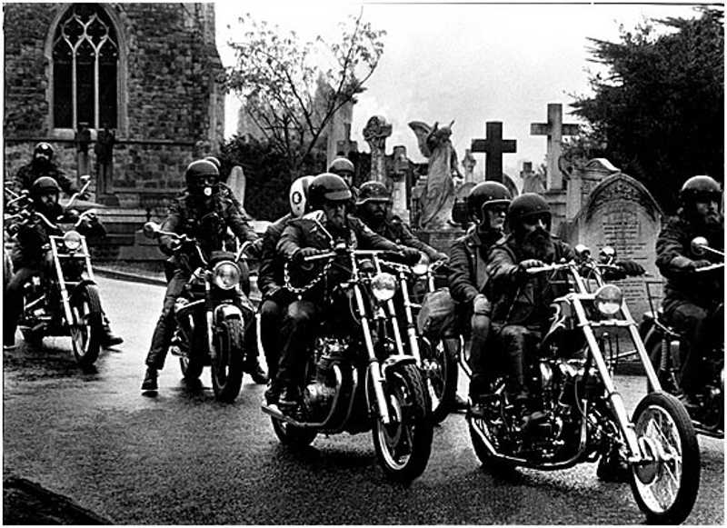 Motocykliści koło kościoła