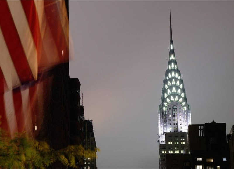 Oświetlona wieża nocą w Nowym Jorku