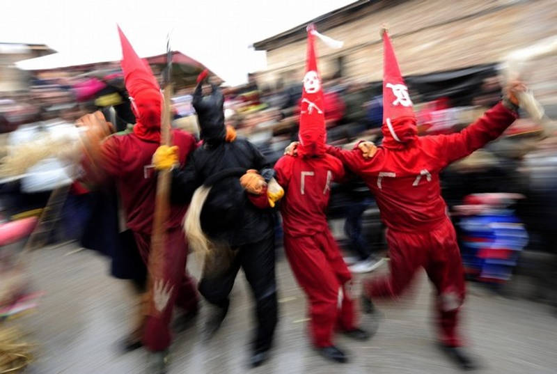 Ludzie w czerwonych strojach w trakcie karnawału w Macedonii