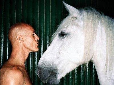 Mężczyzna i biały koń