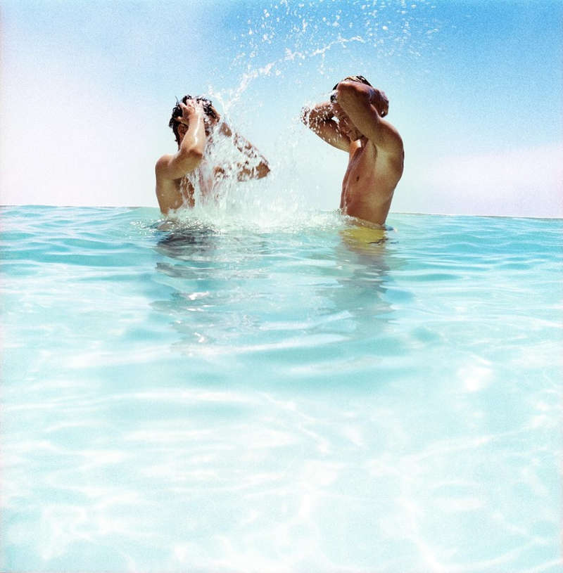 Ludzie kąpiący się w turkusowym morzu