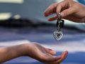 Przekazywanie kluczyków do auta młodej osobie