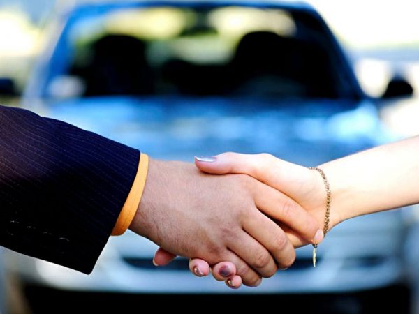 Przypieczętowanie transakcji auta dłońmi